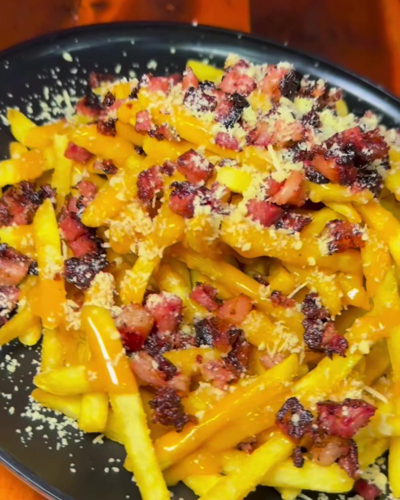 Batata frita com doce de leite, bacon e parmesão
