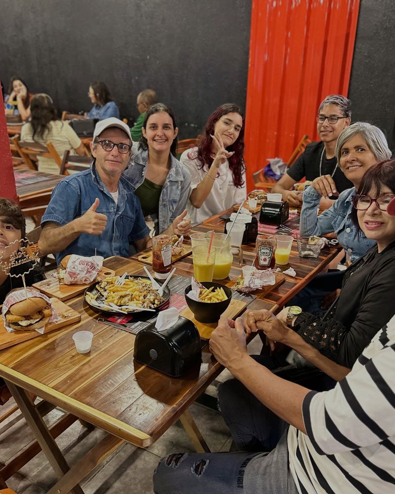 Família reunida na mesa da Xurrascado