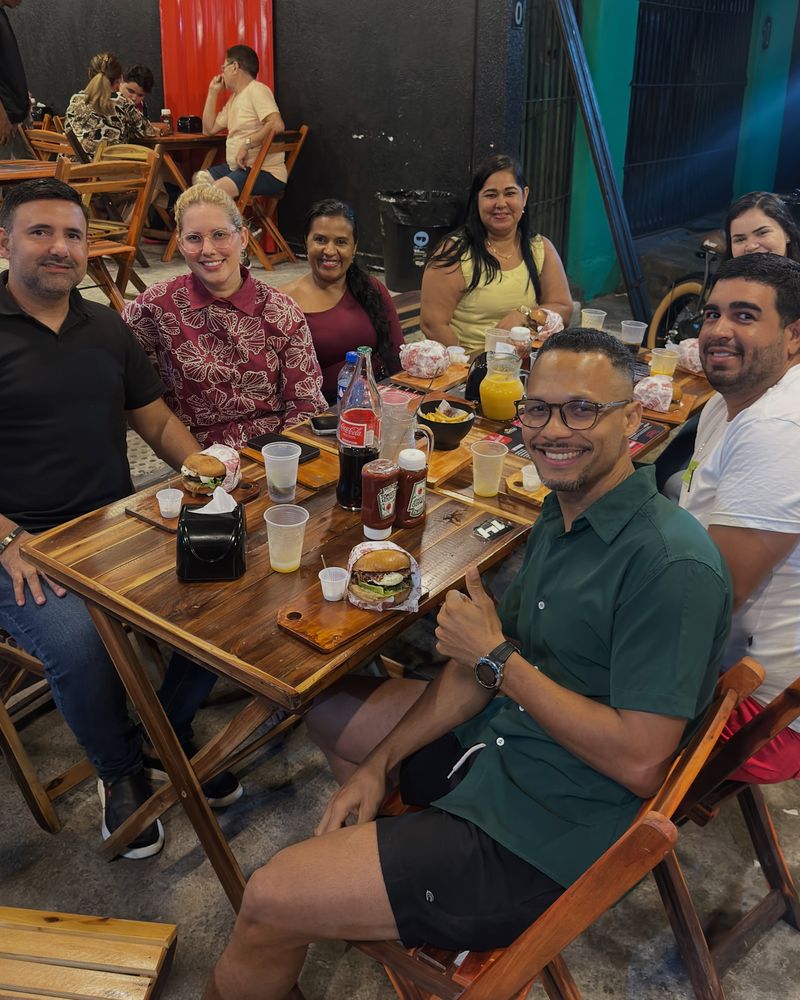 Grupo de amigos jantando na Xurrascado