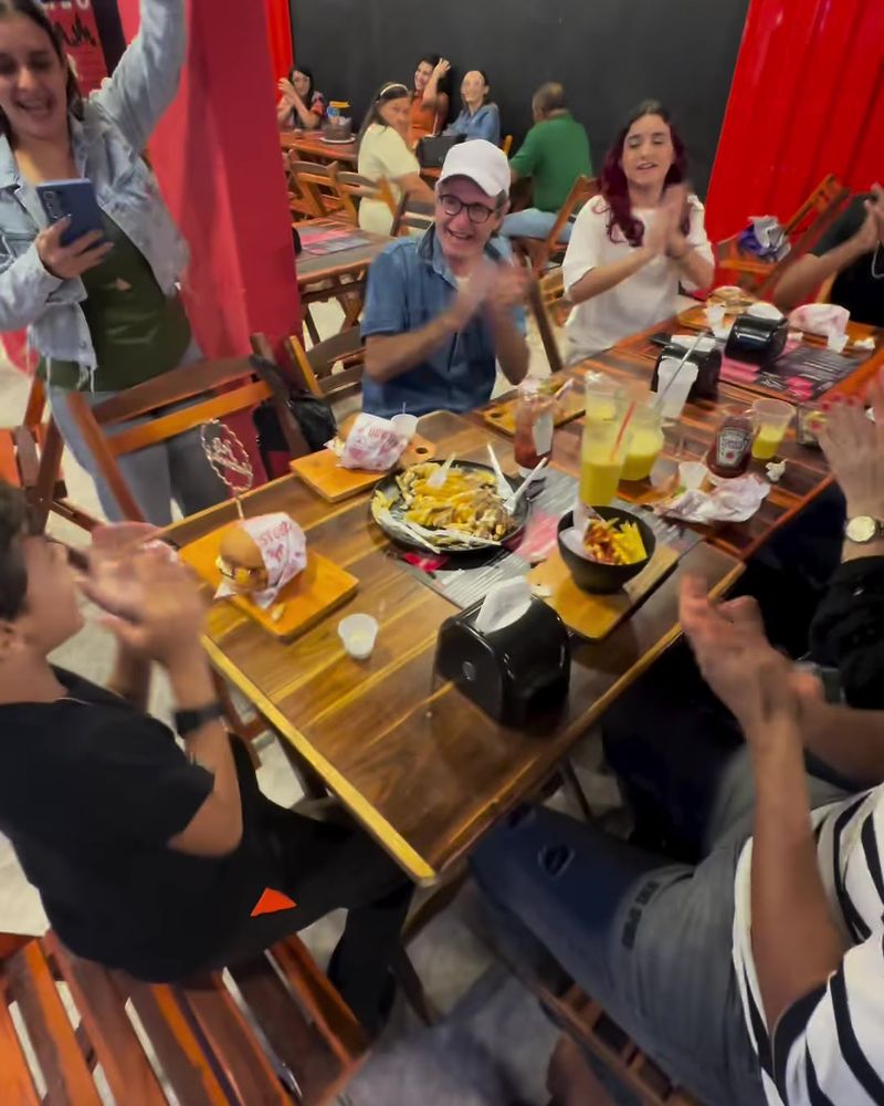 Mesa cheia comemorando aniversário
