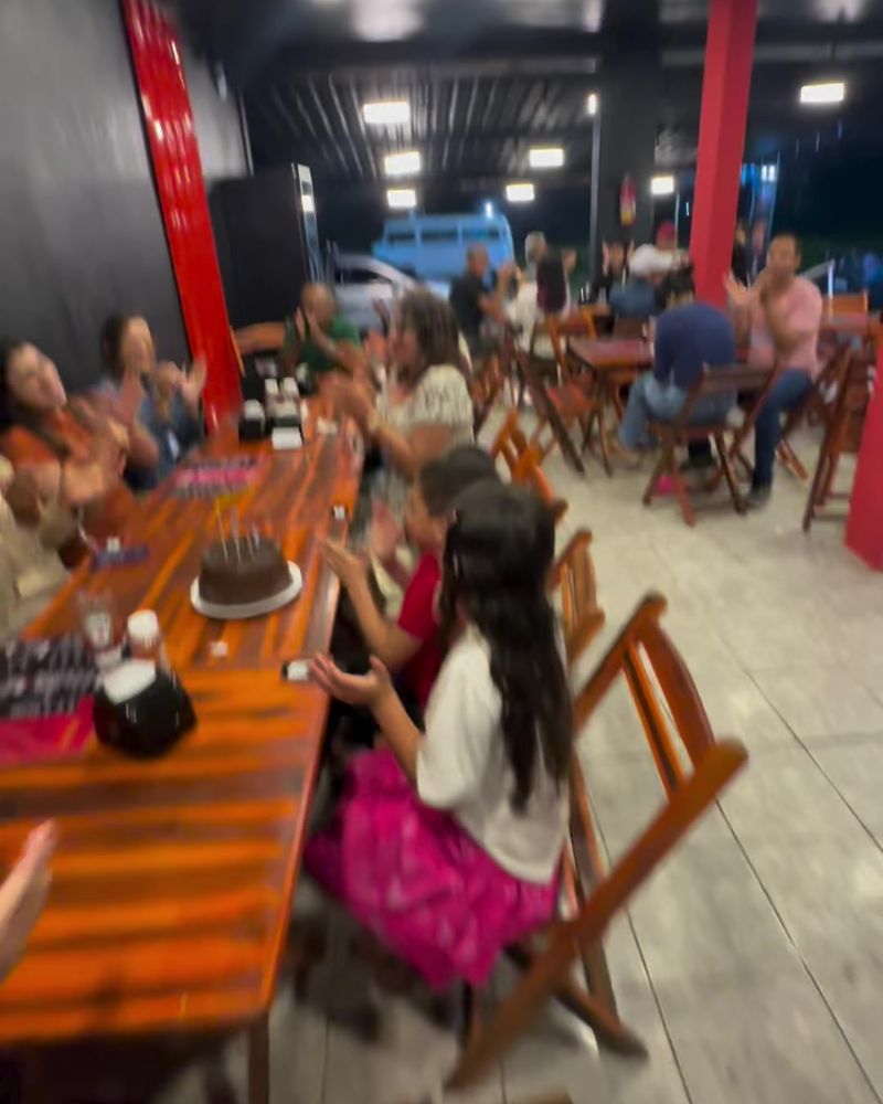Salão da Xurrascado com várias mesas ocupadas