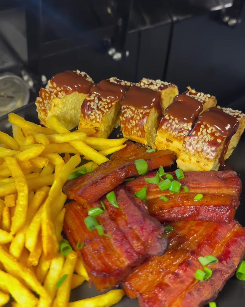 Prato da linha agridoce com carne laqueada e fritas